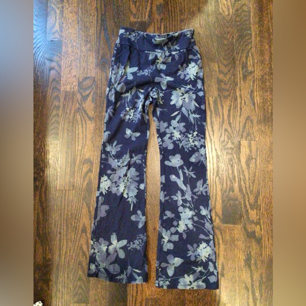 GAP - Girls flared leggings featuring a blue floral pattern.